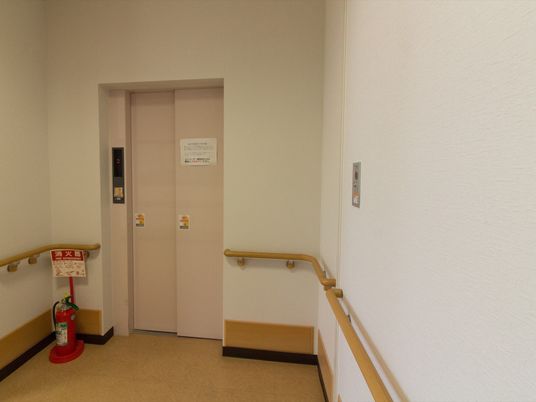 廊下のエレベーター前