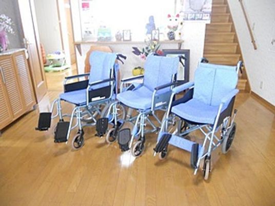 車椅子が並ぶ廊下