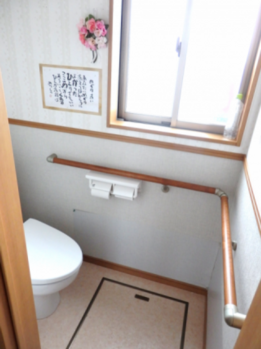 手すり付きのトイレ