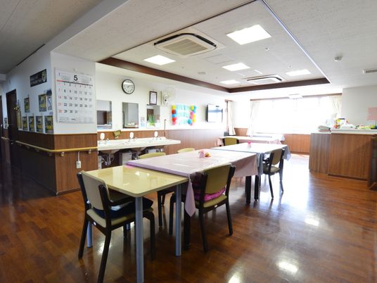 広々とした食堂空間