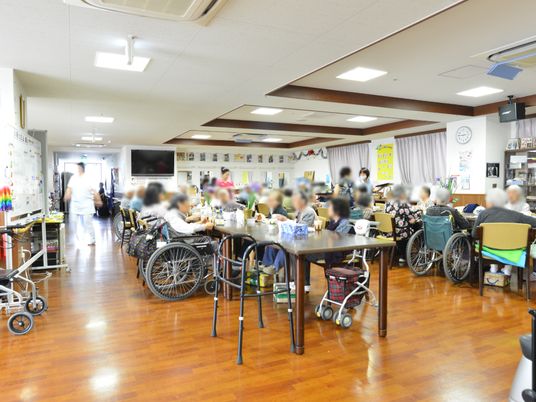 多世代交流の食堂風景