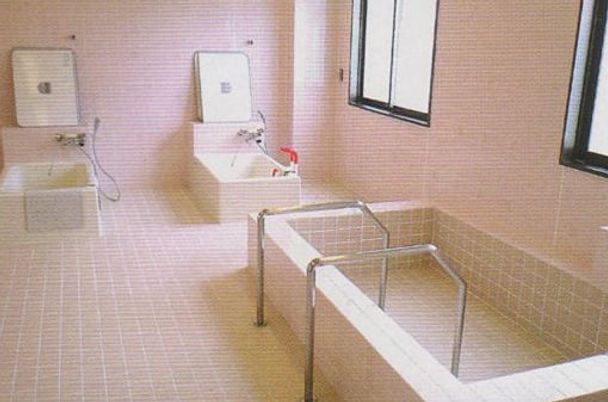 明るい設備が整う浴室