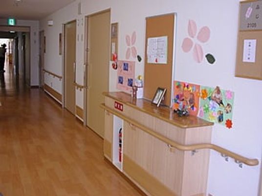 広い廊下の飾り棚