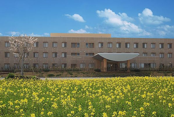花に囲まれた外観