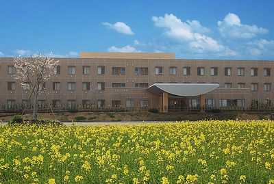 花に囲まれた外観