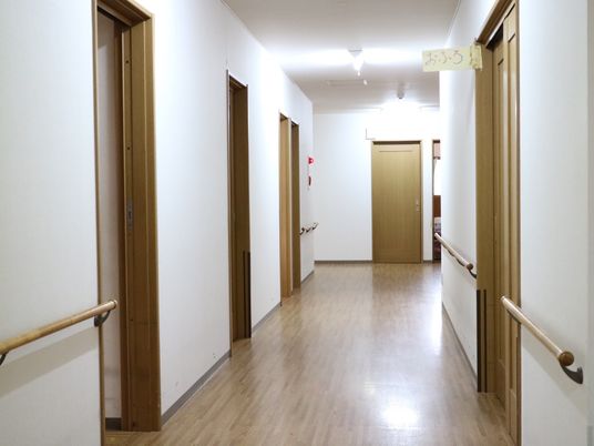 廊下の手すり付き通路
