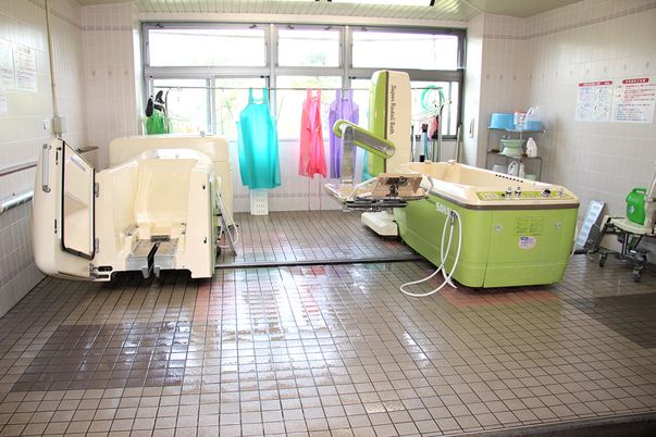 明るい浴室設備