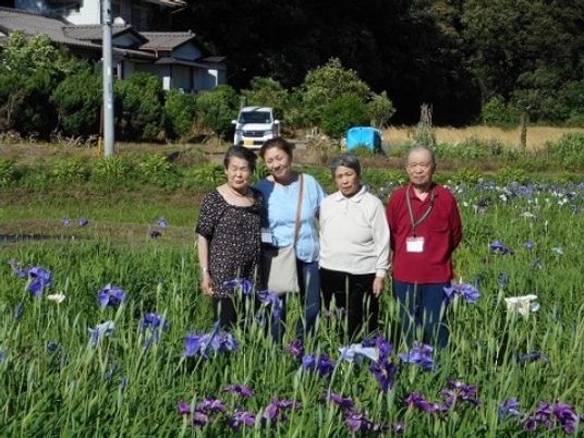 花畑に微笑む人々