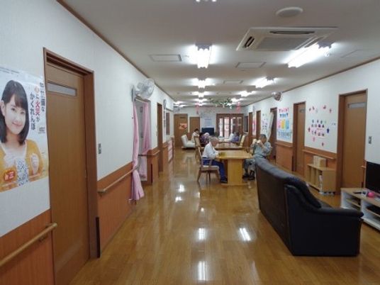明るく広い廊下