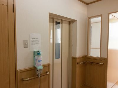 手指消毒剤とエレベーター