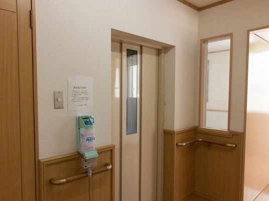 手指消毒剤とエレベーター