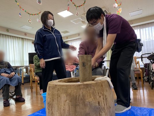 餅つきの様子があるリビング