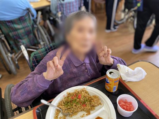 笑顔で食事を楽しむ居室