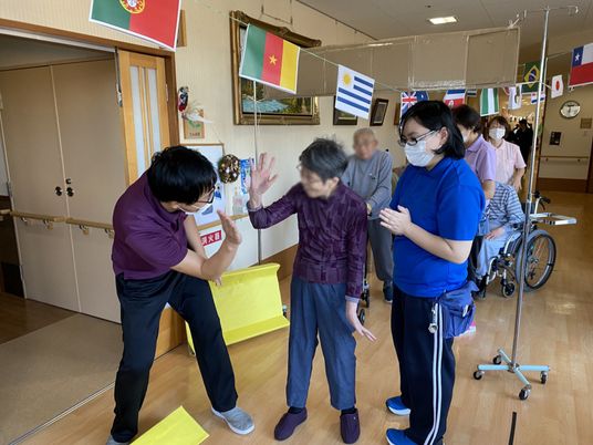 楽しい交流が見える廊下