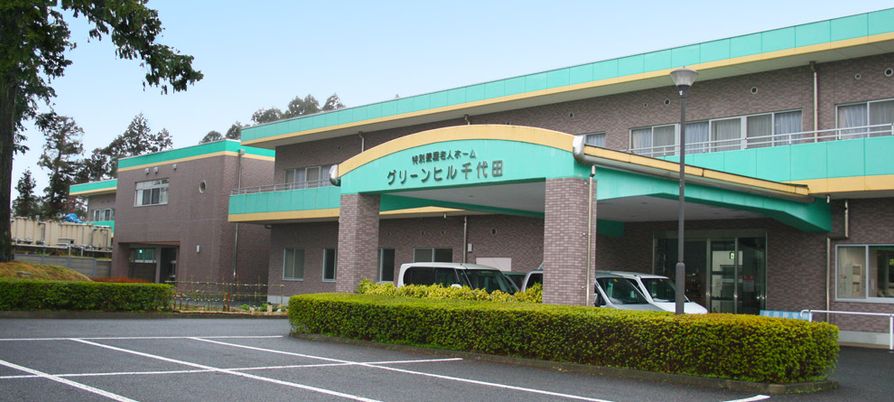駐車スペースのある外観