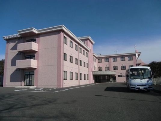 ピンクの建物外観