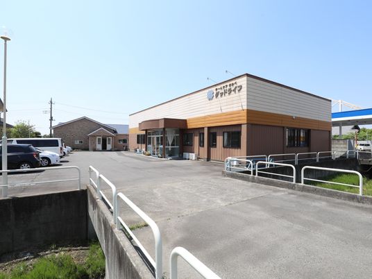 明るく広々した施設外観