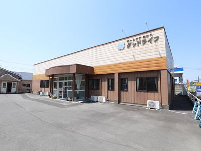 施設の広々とした外観