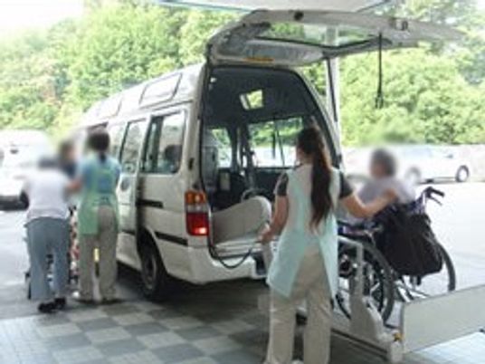 車椅子の乗車支援場面