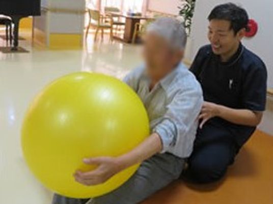 黄色のボールを使う訓練の様子