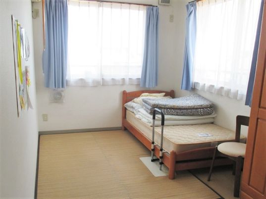居室の明るいベッド周り