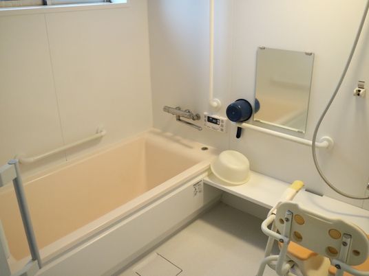 清潔感あるケア用浴室