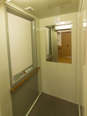 無人のエレベーター内部