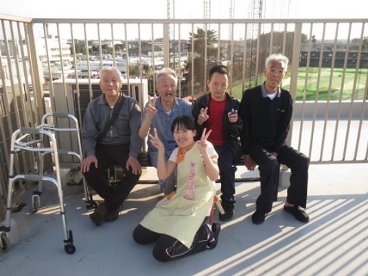 笑顔でポーズする人々テラス
