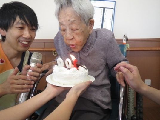 お祝いの様子と笑顔