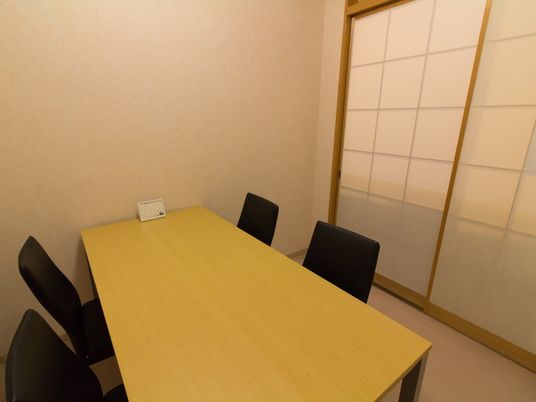 和室の会議テーブル