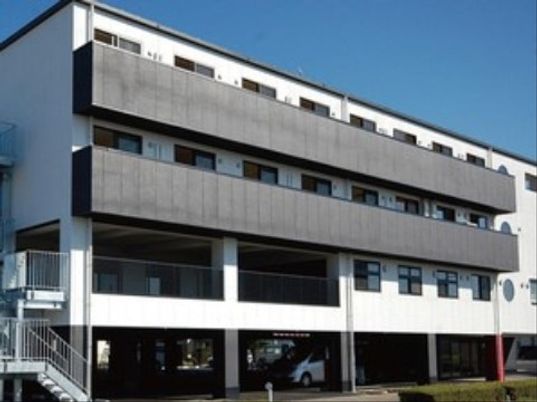 多階建てのモダン外観