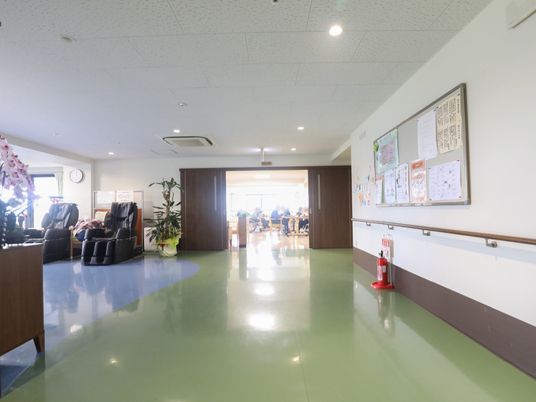 通路から見た明るい空間