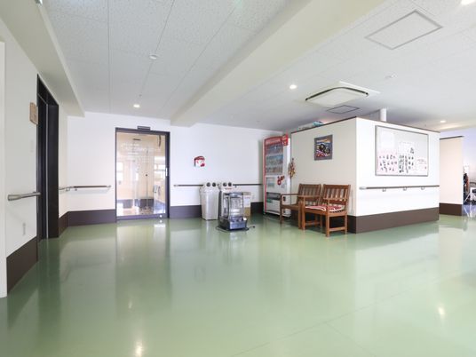 広く清潔な廊下