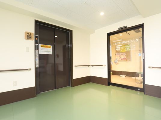 エレベーターと案内掲示