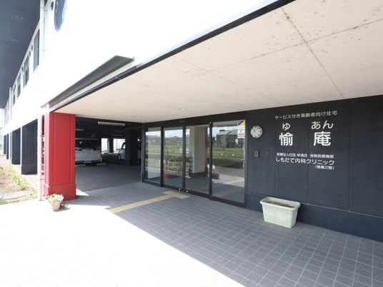 明確な案内看板のエントランス