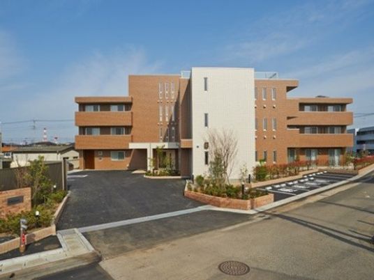 多階層の明るい建物