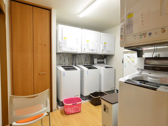 清潔な洗濯機並ぶ部屋