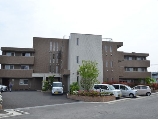 明るい外観の建物