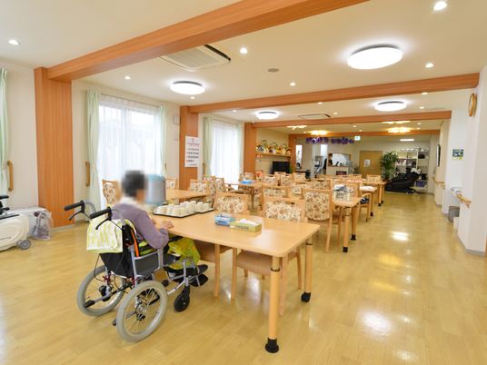 明るい食堂と利用者様