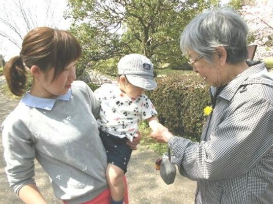 外で会話する三世代