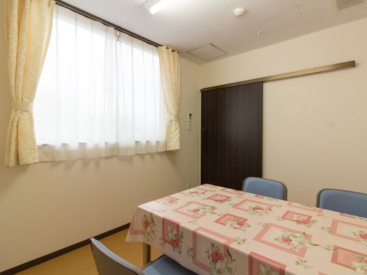 清潔な居室のテーブルと椅子