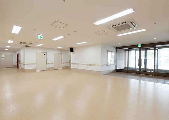 明るく広々とした室内