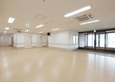 明るく広々とした室内