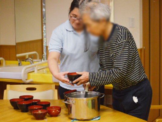 食事を手伝う場面