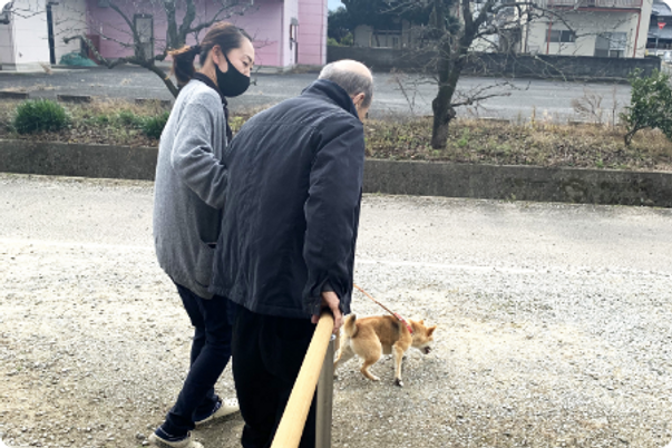 犬の散歩をする様子