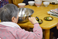 テーブルで食事を楽しむ人