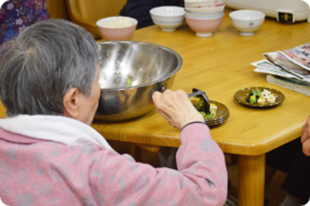 テーブルで食事を楽しむ人