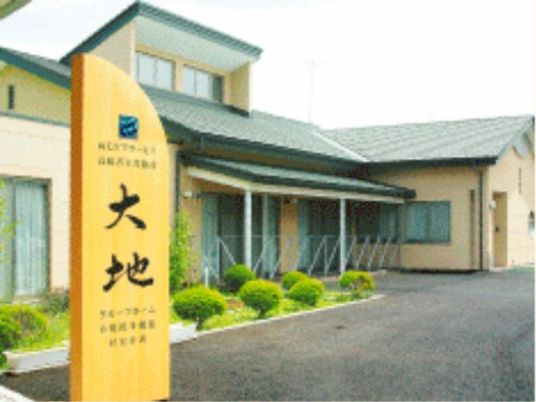 明るい外観の建物エントランス