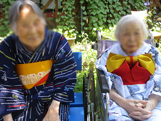 車椅子の女性中庭