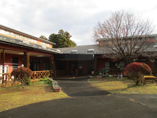 樹木と庭の建物外観
